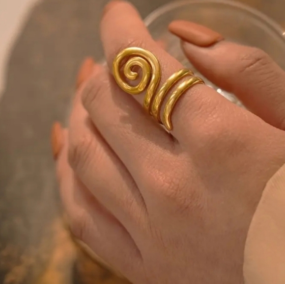Jewelry - 18k Gold Plated Spiral Ring